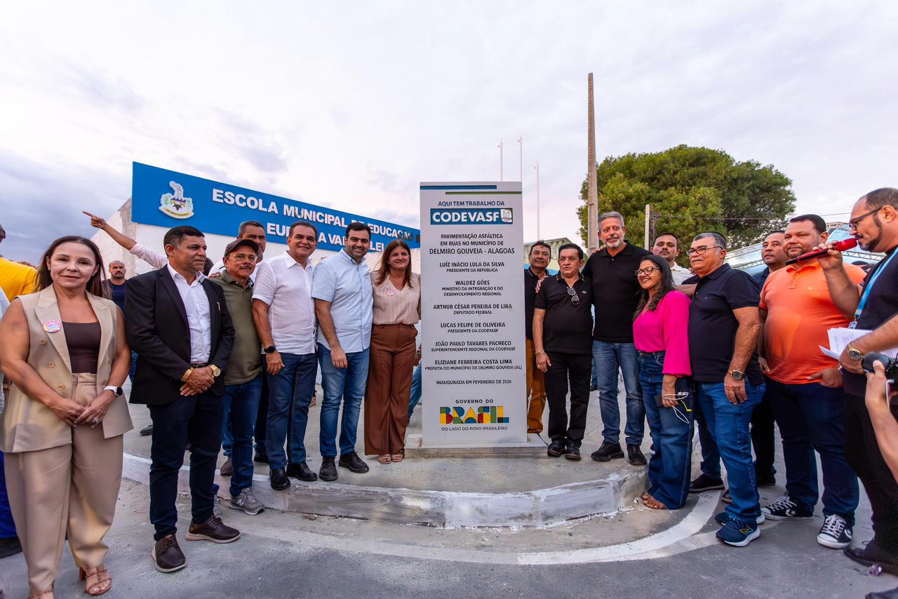 Ao lado de Arthur Lira, Ziane Costa entrega títulos de terra, pavimentação e sistemas de irrigação durante a semana de comemoração aos 72 anos de Emancipação Política