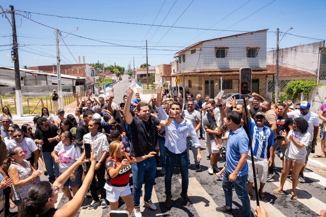 Ao lado de JHC e Rodrigo Cunha, vereador Chico Filho comemora entrega de ponte na Santa Lúcia