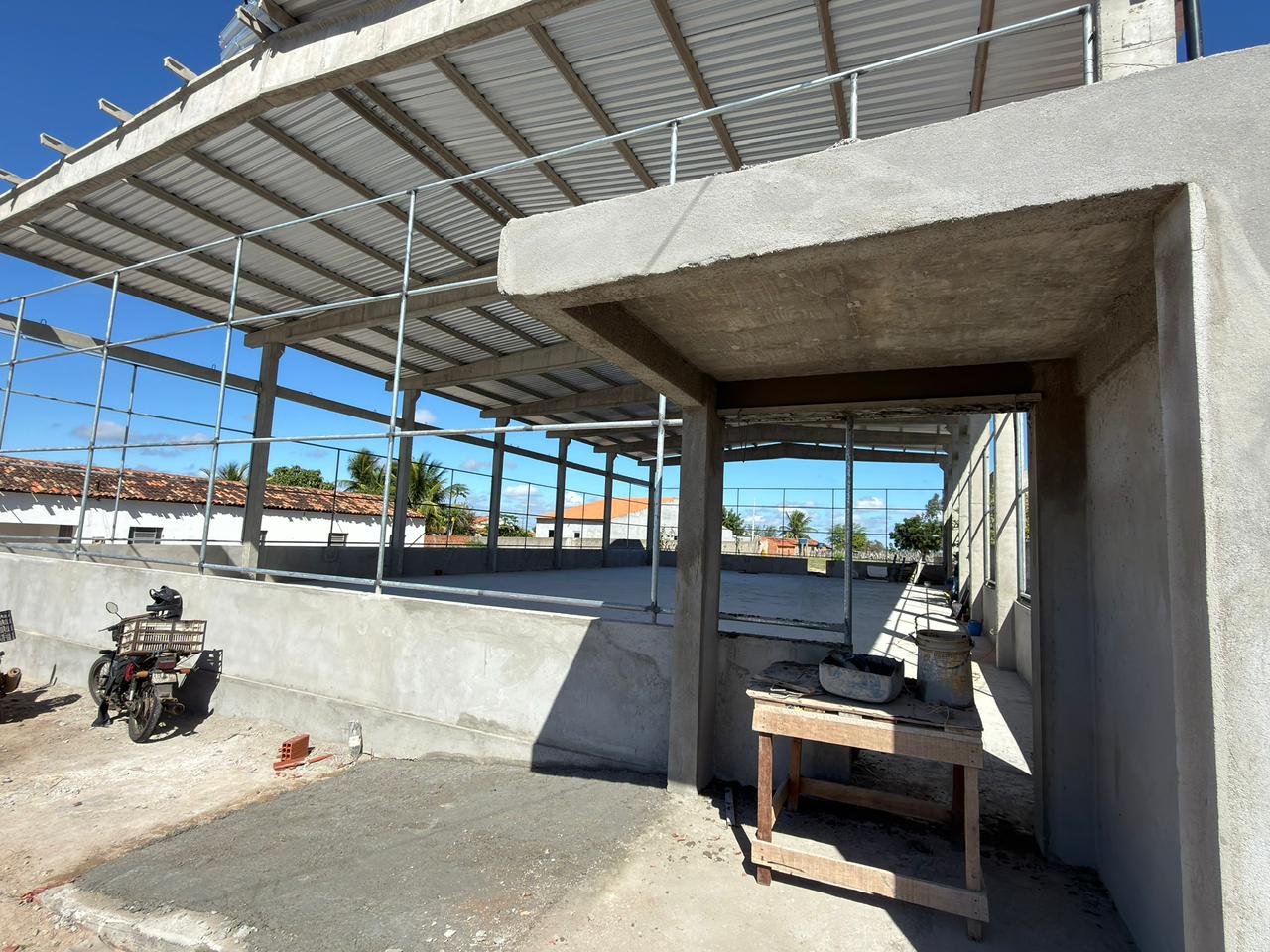 Em Delmiro Gouveia, obras das quadras poliesportivas de Caraíbas do Lino e Alto Bonito entram em fase final